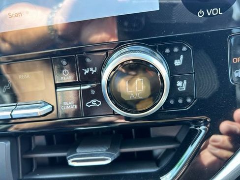 Used 2025 Toyota Highlander Platinum AWD/4WD image 22