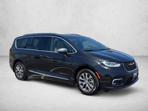 Used 2021 Chrysler Pacifica Pinnacle FWD image 3