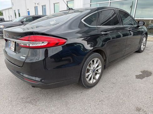 Used 2017 Ford Fusion SE w/ Fusion SE Technology Package FWD image 4
