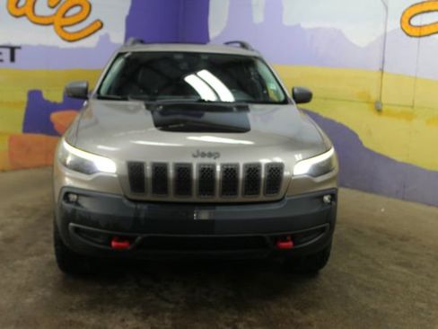 Used 2019 Jeep Cherokee Trailhawk AWD/4WD image 3