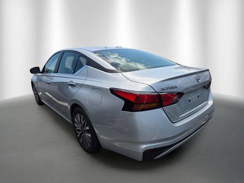 Used 2024 Nissan Altima 2.5 SV FWD image 2