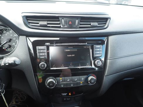 Used 2019 Nissan Rogue S FWD image 23