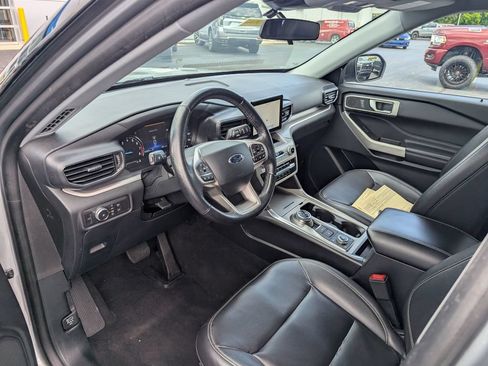 Used 2021 Ford Explorer XLT w/ Equipment Group 202A AWD/4WD image 17