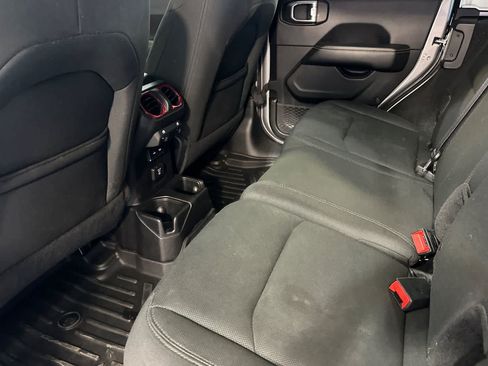 Used 2018 Jeep Wrangler Unlimited Sahara AWD/4WD image 5