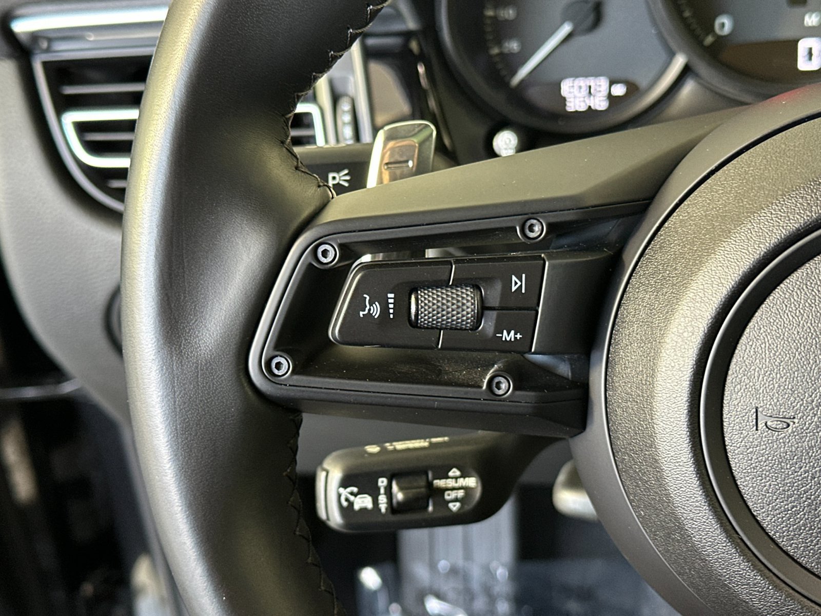 Certified 2024 Porsche Macan AWD/4WD image 28