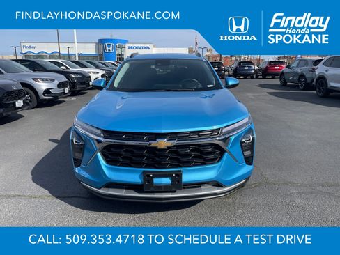 Used 2025 Chevrolet Trax LT w/ LT Convenience Package image 2