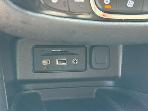 Used 2023 Chevrolet Equinox Premier FWD image 29