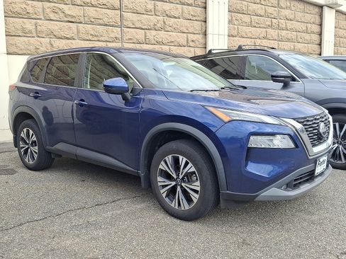 Used 2022 Nissan Rogue SV image 3