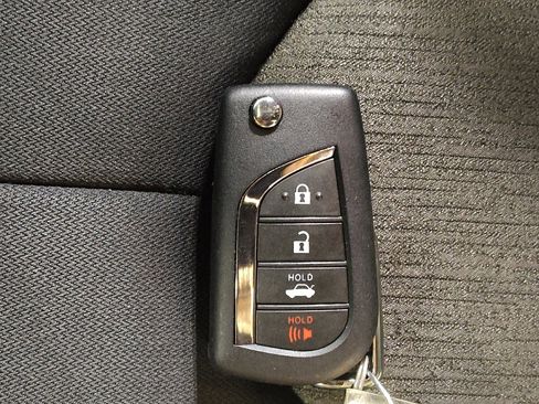 Used 2021 Toyota Camry LE image 32