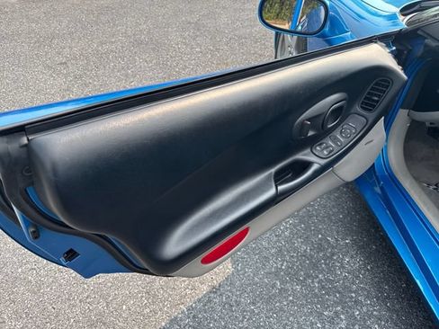 Used 1998 Chevrolet Corvette Coupe RWD image 11