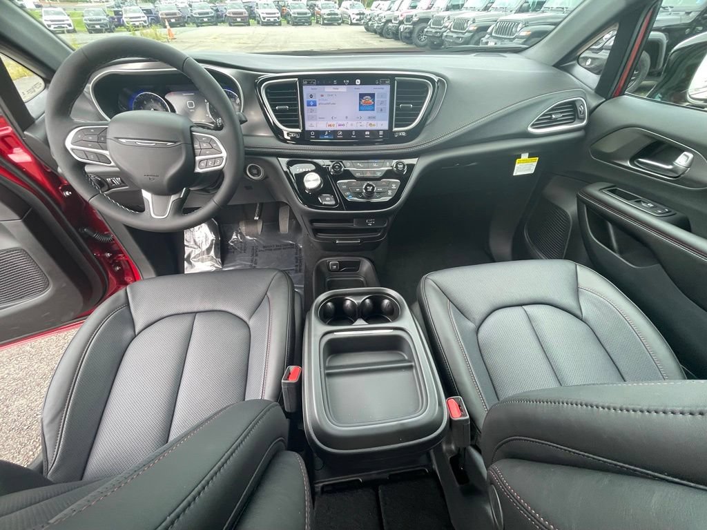 New 2027 Chrysler Pacifica Select FWD image 3