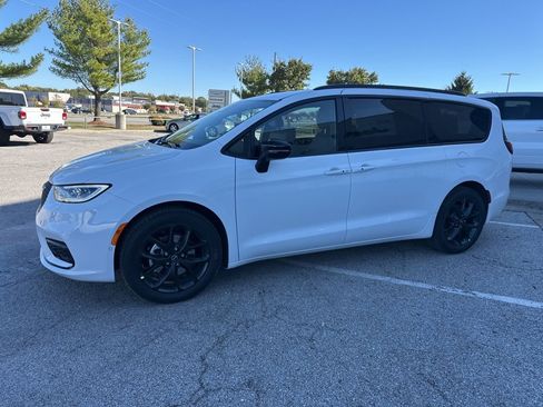 New 2026 Chrysler Pacifica Select image 15