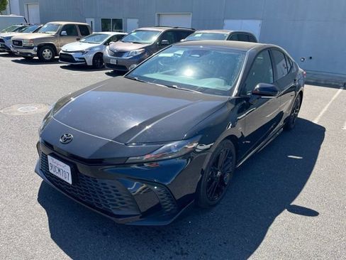 Used 2025 Toyota Camry SE w/ Convenience Package FWD image 1