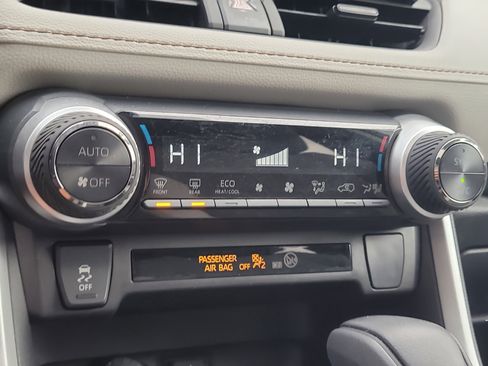 Used 2022 Toyota RAV4 XLE image 27