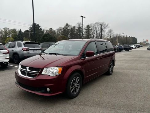Used 2017 Dodge Grand Caravan SXT FWD image 2