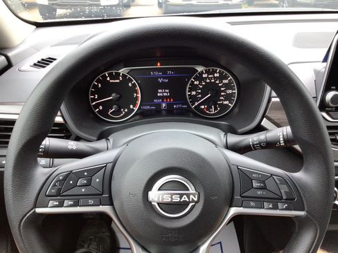 Used 2025 Nissan Altima 2.5 SV FWD image 3