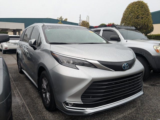 Used 2024 Toyota Sienna XLE w/ XLE Plus Package FWD image 1
