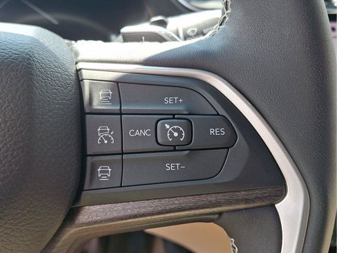 Used 2023 Jeep Grand Cherokee Limited w/ Luxury Tech Group II AWD/4WD image 19