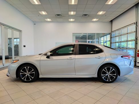 Used 2020 Toyota Camry SE FWD image 6