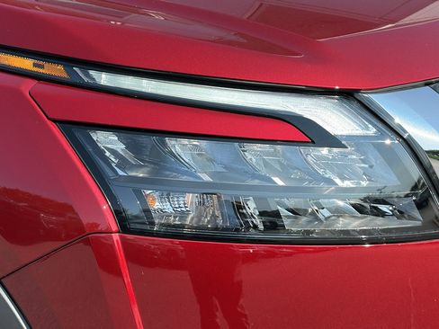 Certified 2025 Nissan Pathfinder SL image 4