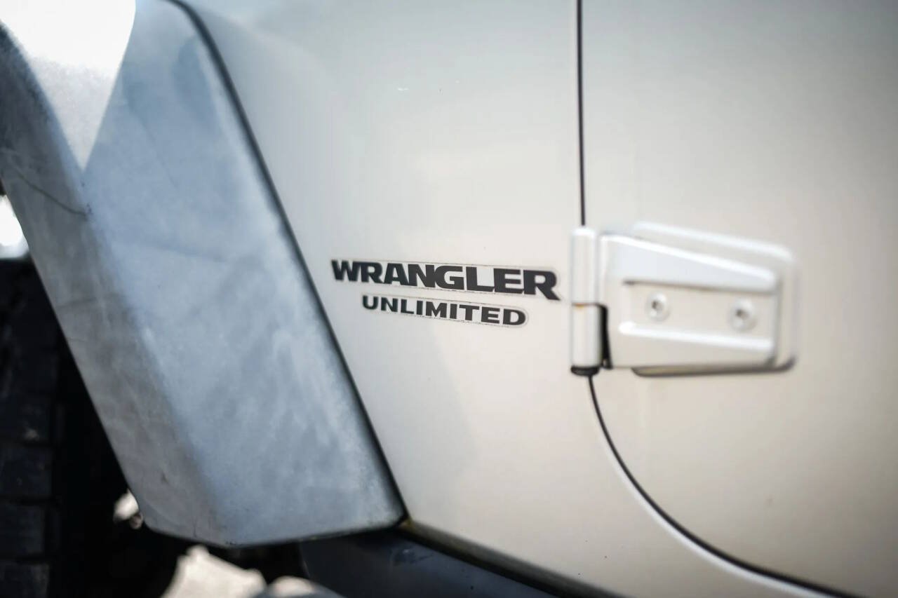 Used 2012 Jeep Wrangler Unlimited Rubicon w/ Dual Top Group AWD/4WD image 6