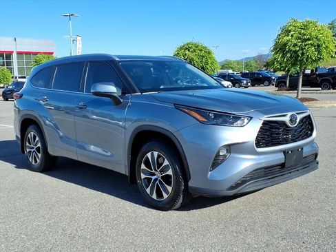 Used 2023 Toyota Highlander XLE FWD image 2