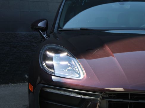 Certified 2024 Porsche Macan image 13