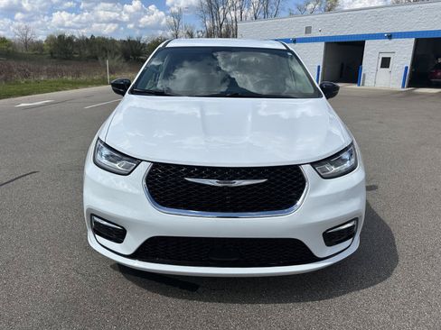 Used 2024 Chrysler Pacifica Touring-L FWD image 11