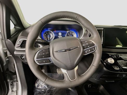 Used 2026 Chrysler Pacifica Select FWD image 13