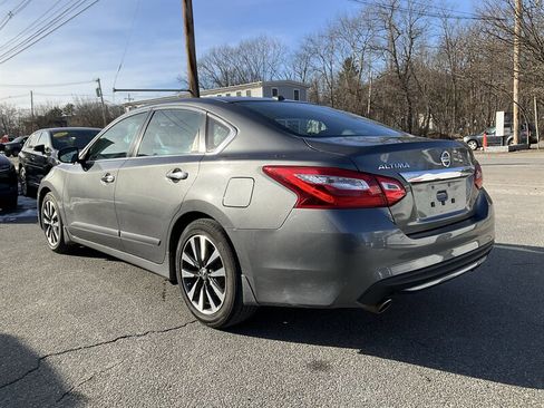 Used 2017 Nissan Altima 2.5 SV w/ Convenience Package image 7