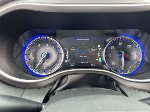 Used 2023 Chrysler Pacifica Touring-L image 31