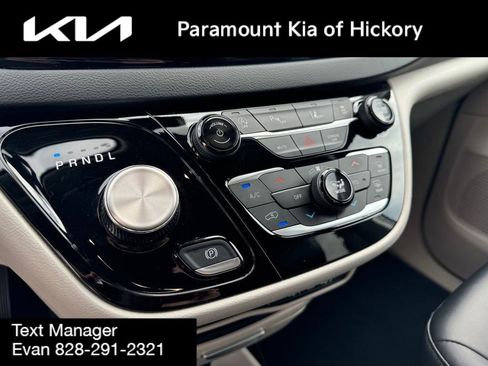 Used 2024 Chrysler Pacifica Touring-L image 11