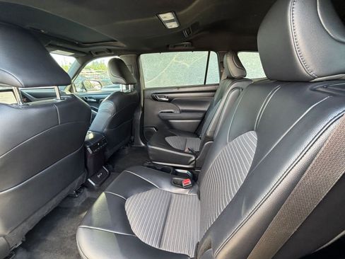 Used 2025 Toyota Highlander XSE AWD/4WD image 28