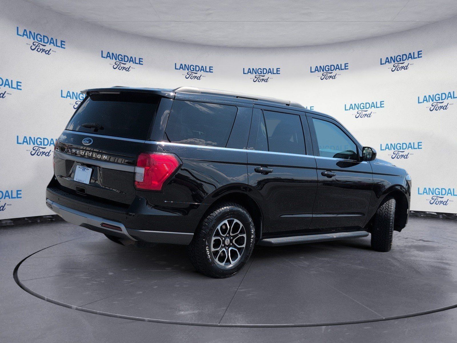Used 2024 Ford Expedition XLT RWD image 4