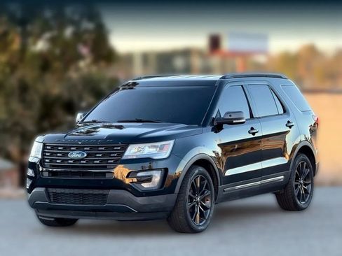 Used 2017 Ford Explorer XLT w/ Equipment Group 202A image 6