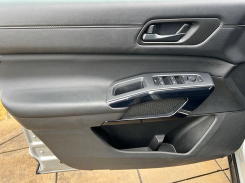 Used 2024 Nissan Pathfinder SV FWD image 18