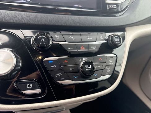 Used 2023 Chrysler Pacifica Touring-L FWD image 16