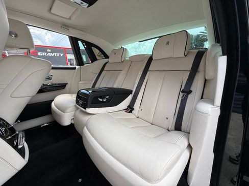 Used 2022 Rolls-Royce Phantom Sedan RWD image 31