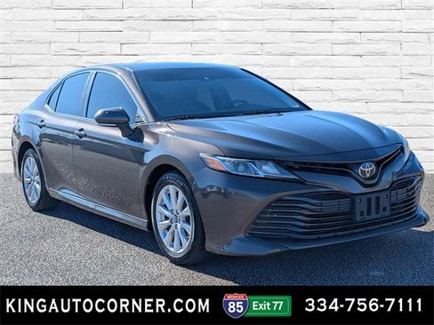 Used 2018 Toyota Camry LE image 3