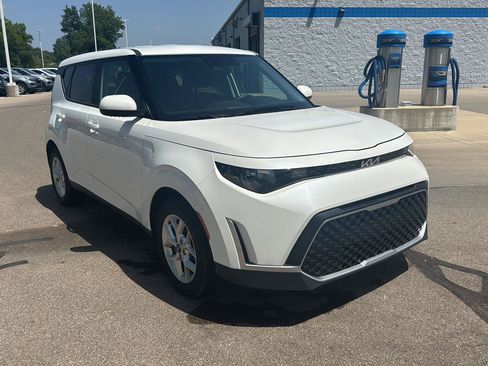 Used 2025 Kia Soul LX w/ LX Technology Package FWD image 7