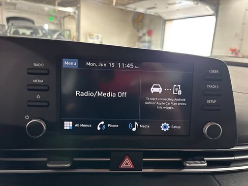 Certified 2025 Hyundai Elantra SE FWD image 17