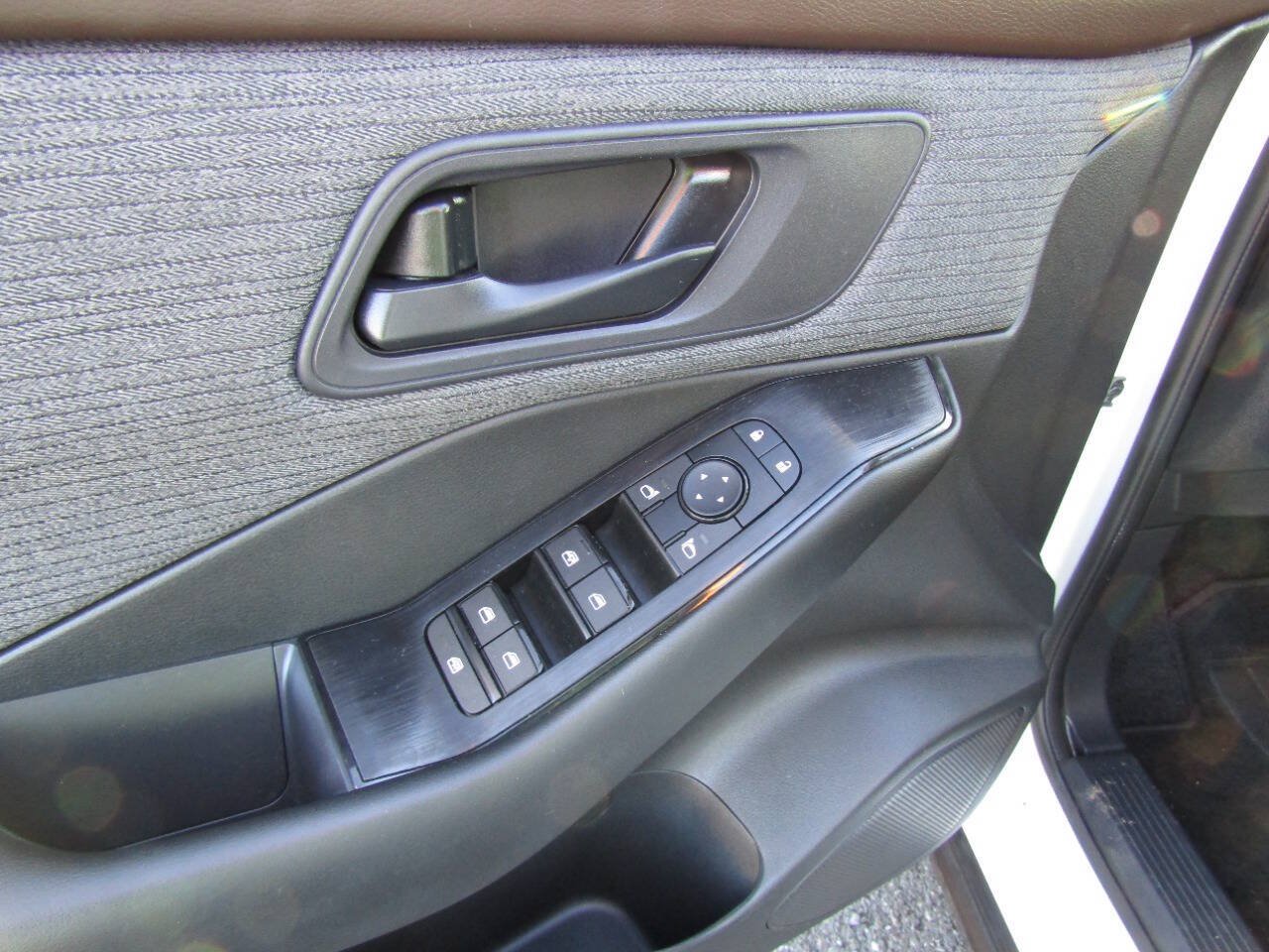 Used 2023 Nissan Rogue S AWD/4WD image 16