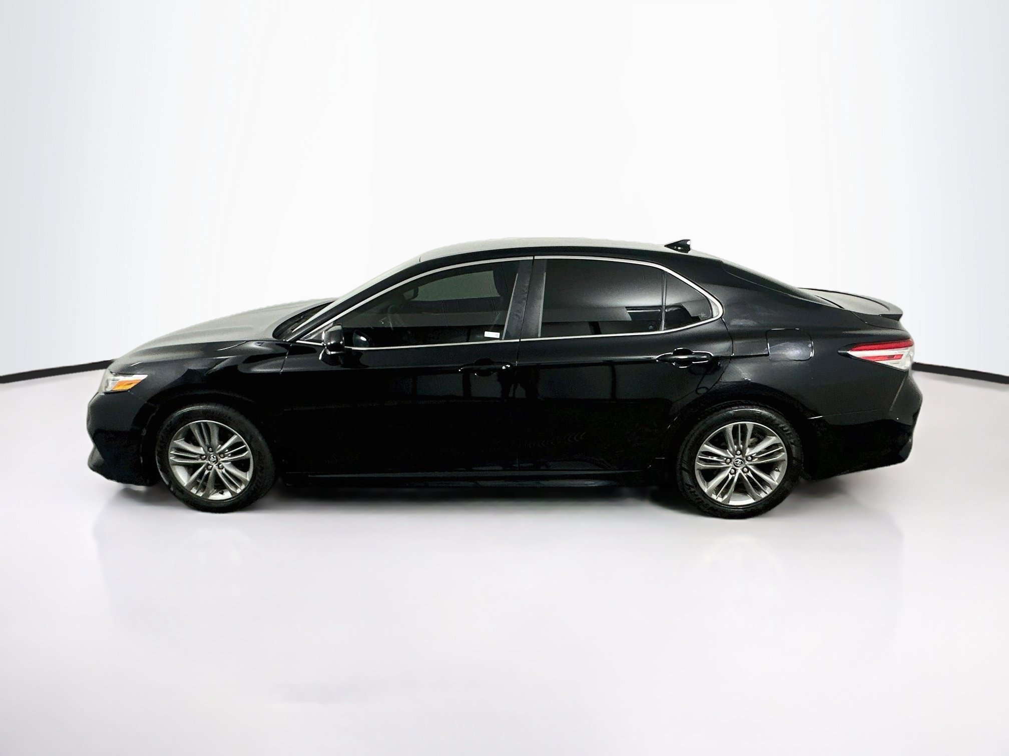 Used 2020 Toyota Camry SE w/ Carpet Mat Package FWD image 4
