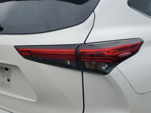 Used 2021 Toyota Highlander XLE FWD image 8