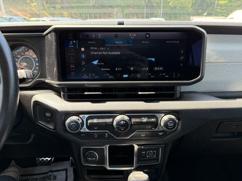 Used 2024 Jeep Gladiator Sport AWD/4WD image 17