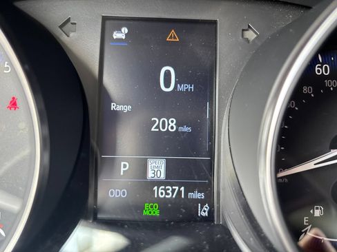 Used 2021 Toyota C-HR XLE FWD image 22