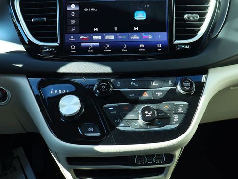 Used 2023 Chrysler Pacifica Touring-L image 49