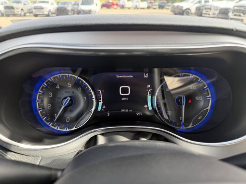 Used 2025 Chrysler Pacifica Limited FWD image 10