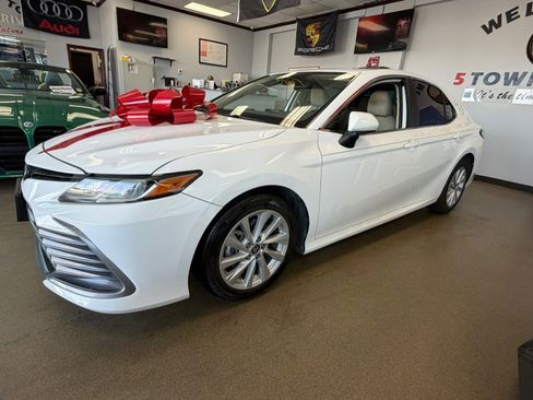 Used 2022 Toyota Camry LE image 9