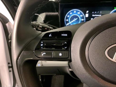 Used 2025 Hyundai Elantra Limited image 18